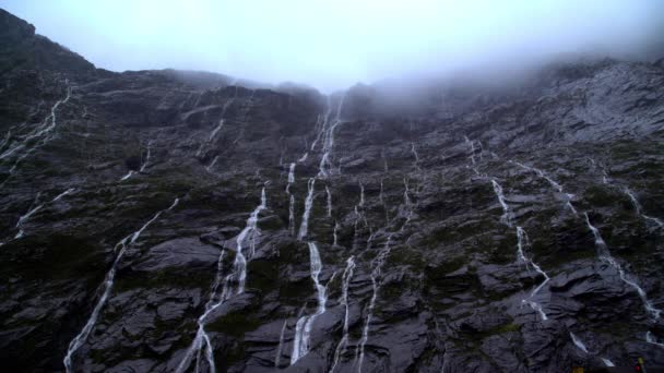 Vattenfall i Milford Sound — Stockvideo