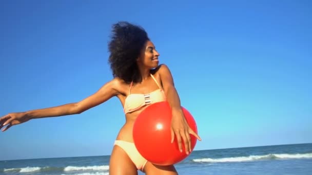 Kadın topu ile eğleniyor — Stok video