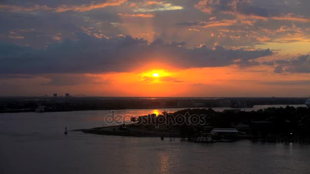 Mississippi Fluss bei Sonnenuntergang mit Schiffen — Stockvideo