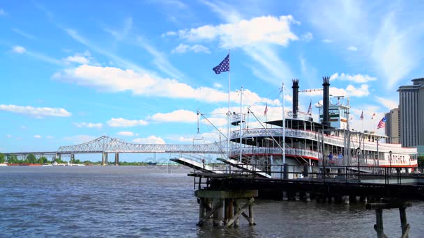 Yandan çarklı vapur Mississippi Nehri üzerinde — Stok video