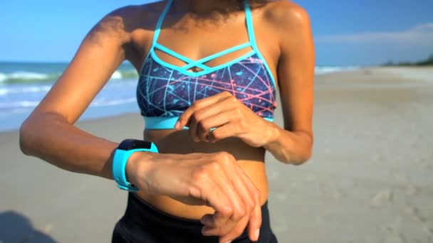 Mujer chequeando reloj deportivo — Vídeo de stock