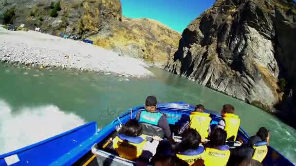 爽快なショット オーバー川をジェット ボート — ストック動画