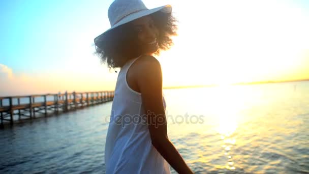 Danza femminile sulla spiaggia — Video Stock