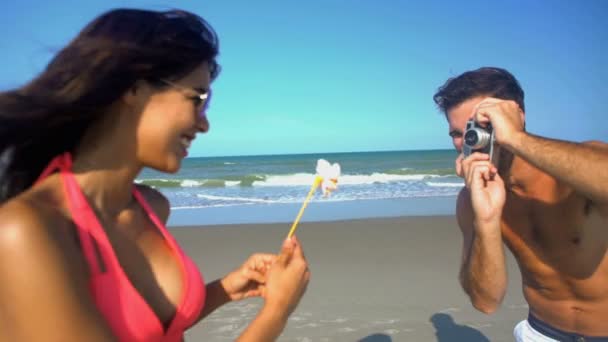 Пара фотографируется на пляже — стоковое видео