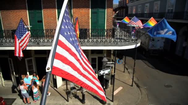Bandeiras americanas em edifício ornamentado — Vídeo de Stock