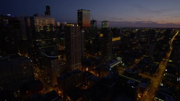 Beleuchtete Wolkenkratzer von Chicago — Stockvideo