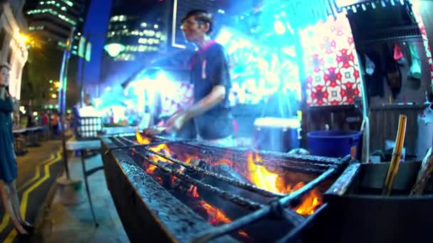 Masculino cozinha tradicional ásia frango kebab — Vídeo de Stock