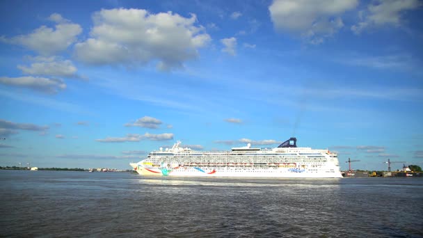 Passagiersschip cruise op de rivier van de Mississippi — Stockvideo