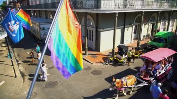 Regenboog vlaggen aan gebouwen — Stockvideo