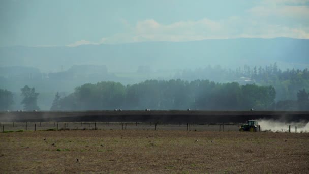 Трактор и пыль с засушливых сельскохозяйственных угодий — стоковое видео