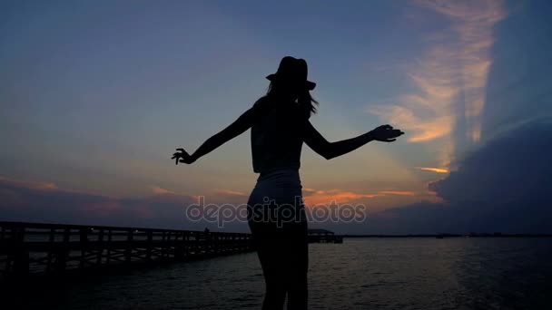 Danza femenina en la playa — Vídeos de Stock