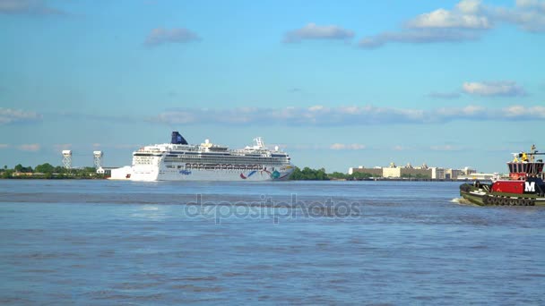 Kreuzfahrtschiff auf dem mississippi River — Stockvideo