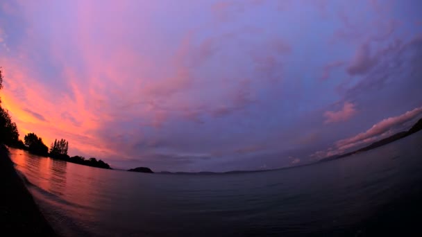 Pôr do sol sobre as águas do Lago Taupo — Vídeo de Stock