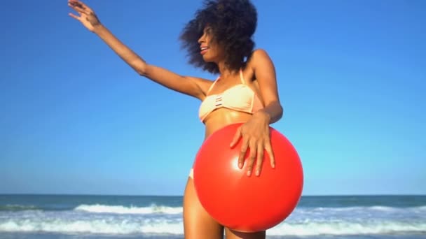 Mulher posando com bola — Vídeo de Stock