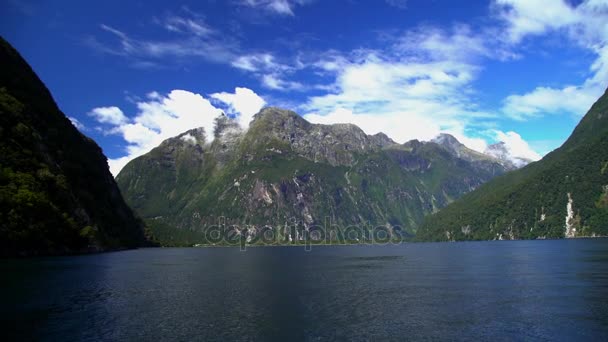 Milford Sound met bergtoppen — Stockvideo
