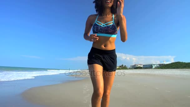 Fêmea correndo ao lado do oceano — Vídeo de Stock