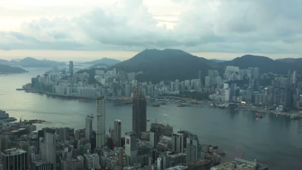 Victoria Peak och Victoria harbor — Stockvideo