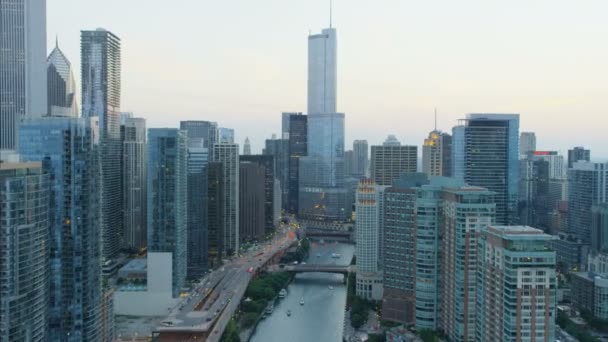 Trump Tower e il fiume Chicago — Video Stock