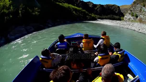 Opwindende jet boot door middel van de Shotover rivier — Stockvideo