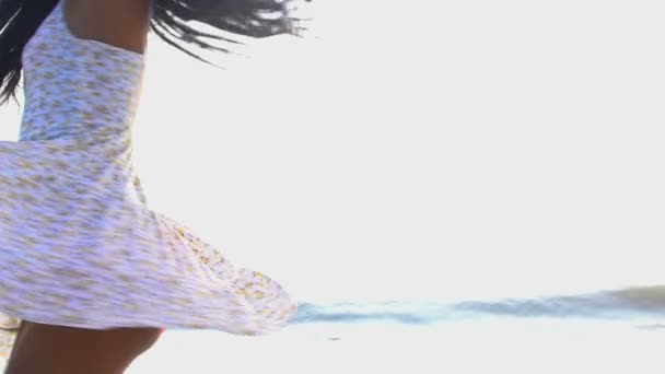 Женщина танцует на пляже — стоковое видео