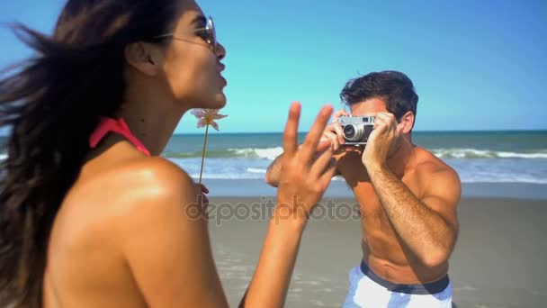 Hombre tomando una foto de la mujer — Vídeos de Stock