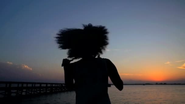 Flicka dansa barfota på stranden — Stockvideo