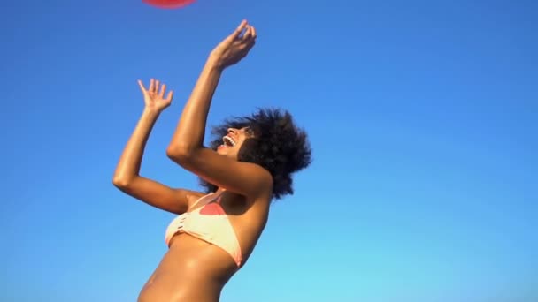 Mädchen haben Spaß mit Ball — Stockvideo