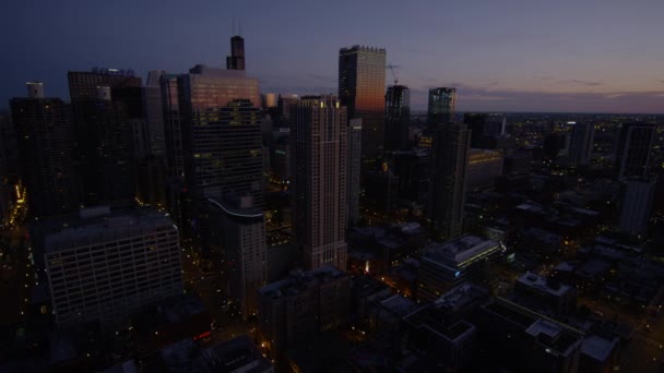 Chicago'da ışıklandırılmış gökdelenler — Stok video