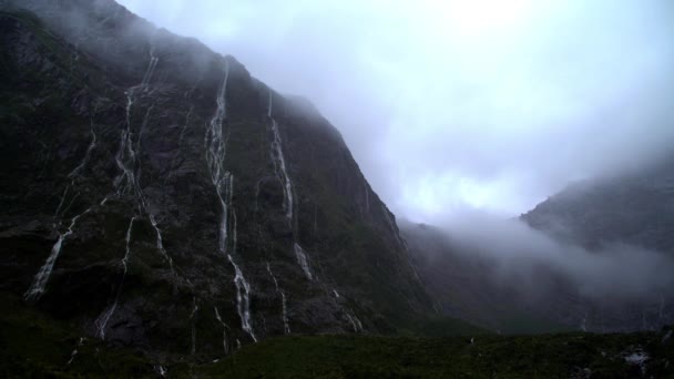 Vattenfall i Milford Sound — Stockvideo