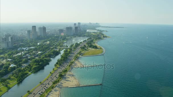 Michigan Gölü ve araç trafiği — Stok video