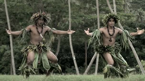Hombres tahitianos realizando danza guerrera — Vídeo de stock