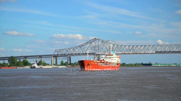 Buque comercial en el río Mississippi — Vídeos de Stock