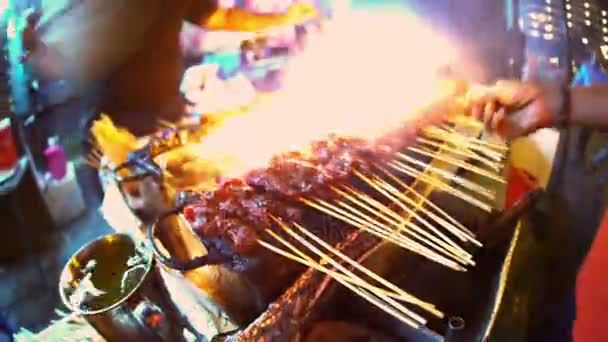 Carne asiatică satay street food — Videoclip de stoc