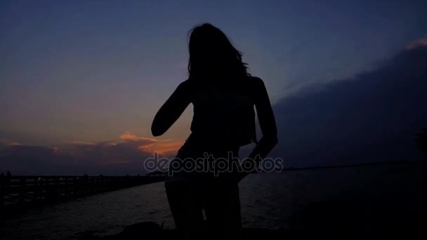 Vrouwen die dansen op het strand — Stockvideo