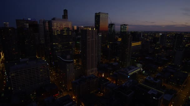 シカゴでライトアップされた高層ビル — ストック動画