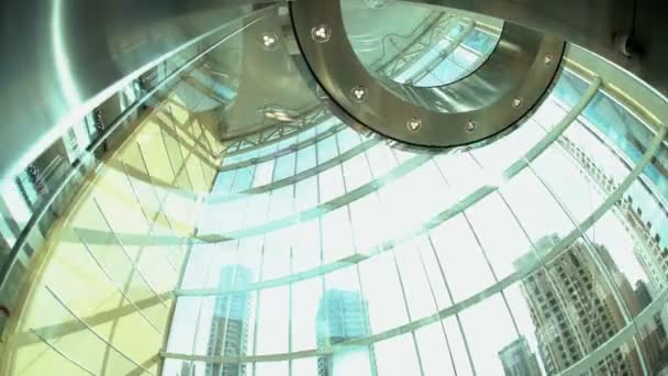 近代的な建物で、ガラス張りのエレベーター — ストック動画