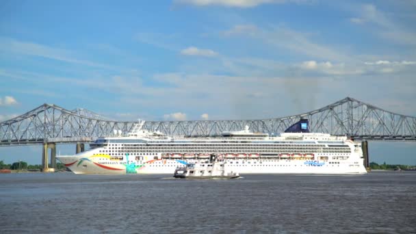 Bateau de croisière par Crescent City Connection Bridge — Video