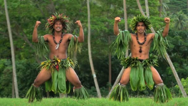 Mannen dansen hula — Stockvideo