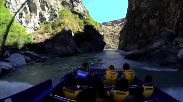 ショット オーバー川の峡谷を介して爽快なボート — ストック動画