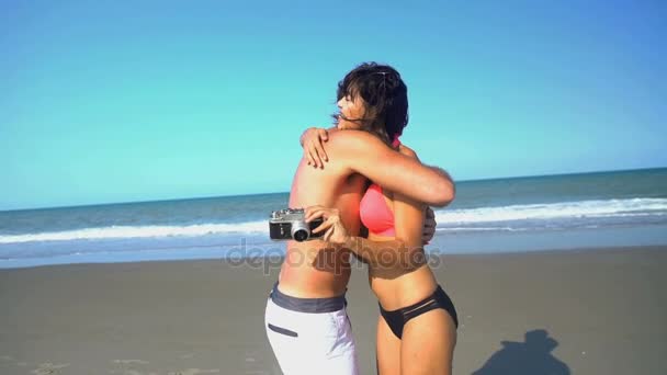 Casal tirando uma foto na praia — Vídeo de Stock