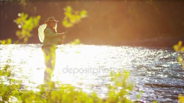 Kvinnliga casting linje i sötvatten river — Stockvideo