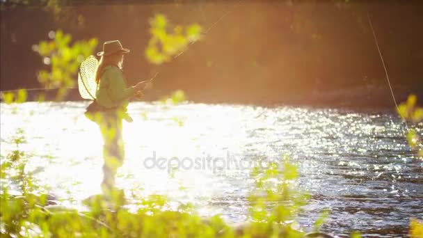 Línea de fundición femenina en el río de agua dulce — Vídeos de Stock