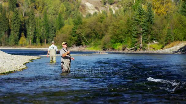 漁師は、荒野の川で水遊び — ストック動画