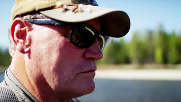Rod ve reel döküm hattı kullanarak balıkçı — Stok video