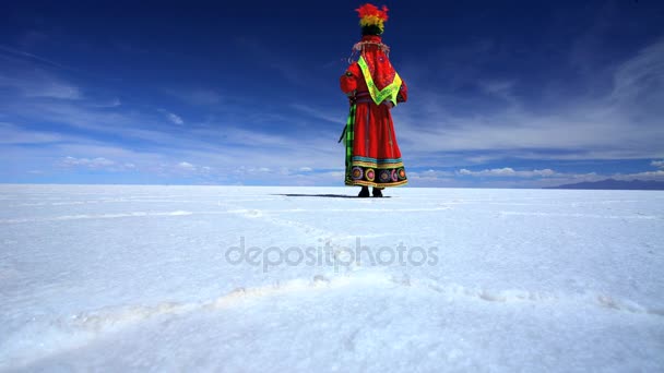 Inheemse vrouw op Salar de Uyuni — Stockvideo