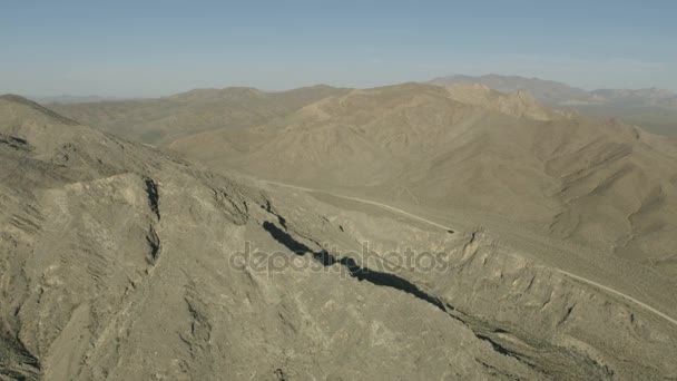 乾燥した砂漠の道は山の範囲 — ストック動画