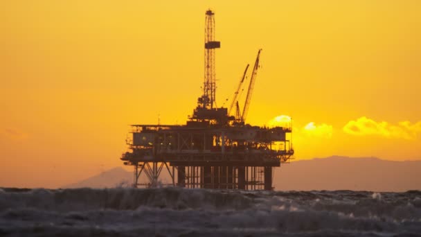 Plataforma costera de plataforma petrolera al atardecer — Vídeos de Stock