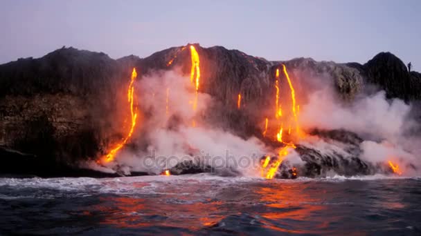 Colata di lava nell'oceano Pacifico — Video Stock