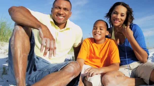 Familia disfrutando juntos en la playa — Vídeos de Stock