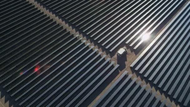 Zonne-eenheden die zijn ontworpen om te oogsten van de energie van de zon — Stockvideo